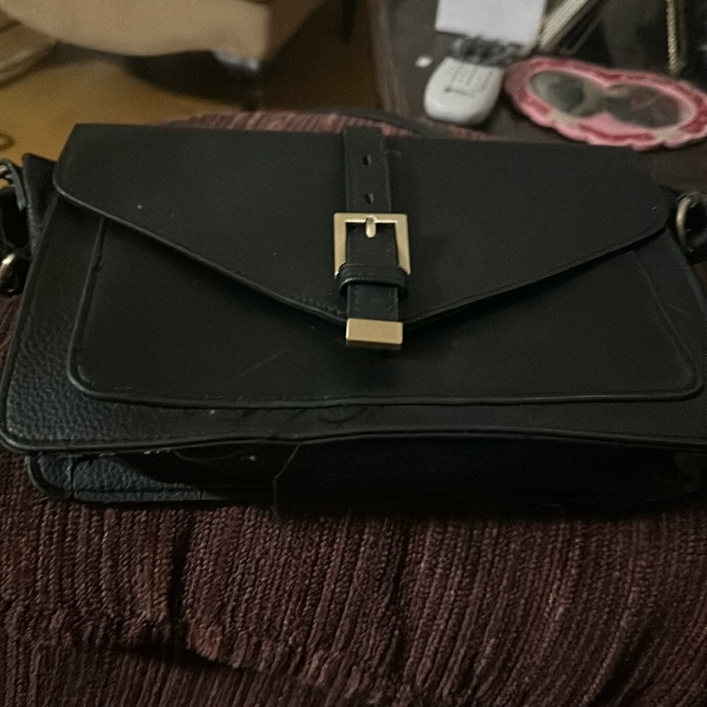 I am selling a crossbody bag.